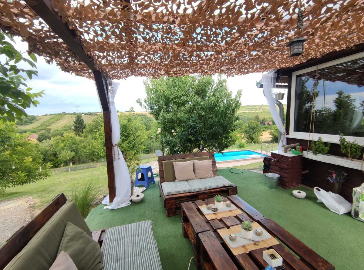 1 bedroom cottage with bbq, pool and terrace.