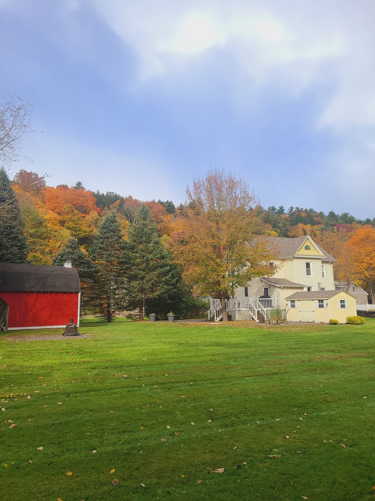 Charming Farmhouse on 1/2 acre, w/creek access