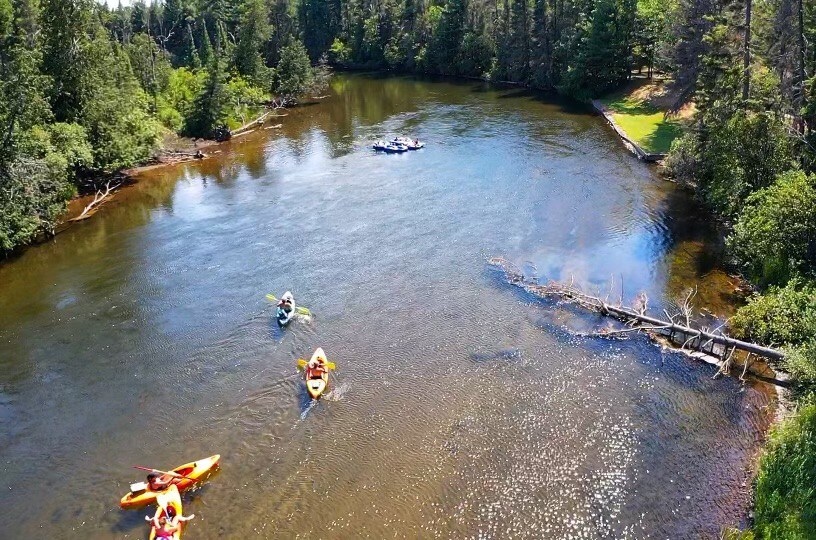 Au Sable River 3 bedroom cabin w/ indoor fireplace