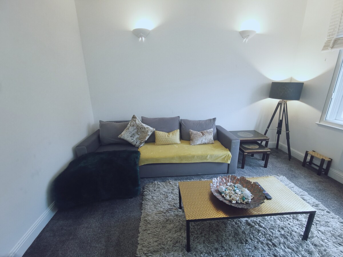 Luxury Central Watford Apt w/ Fast Wi-Fi & Parking