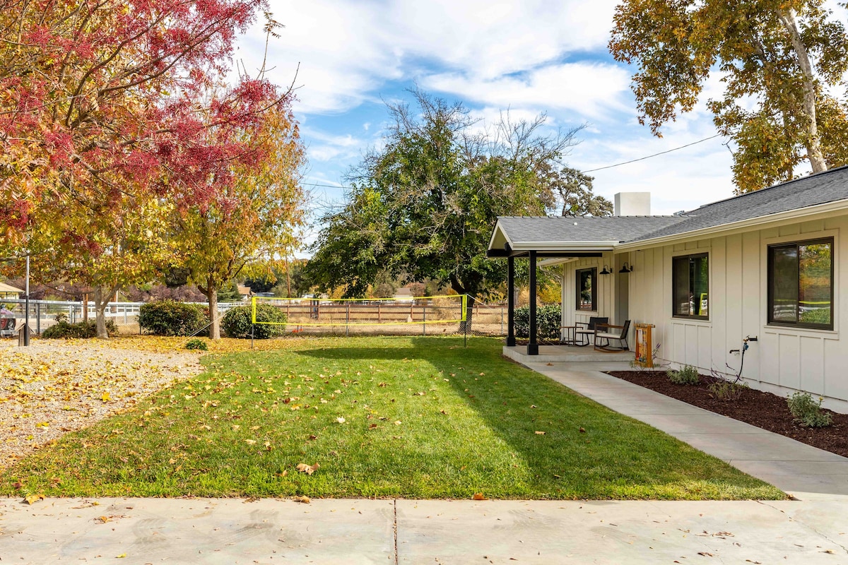 Resort-like amenities inside/out+ Close to Paso sq