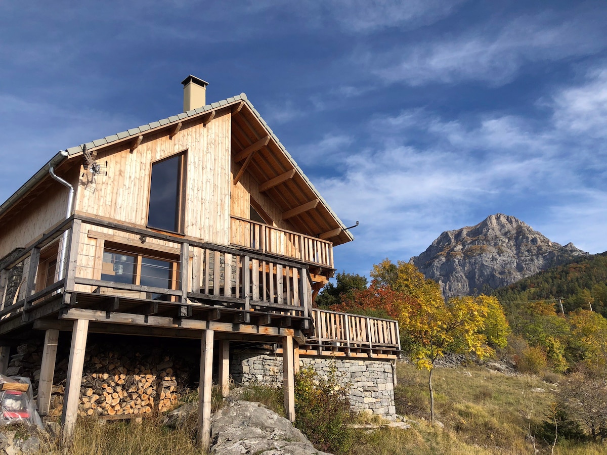 乡村小屋，湖泊和山脉的全景