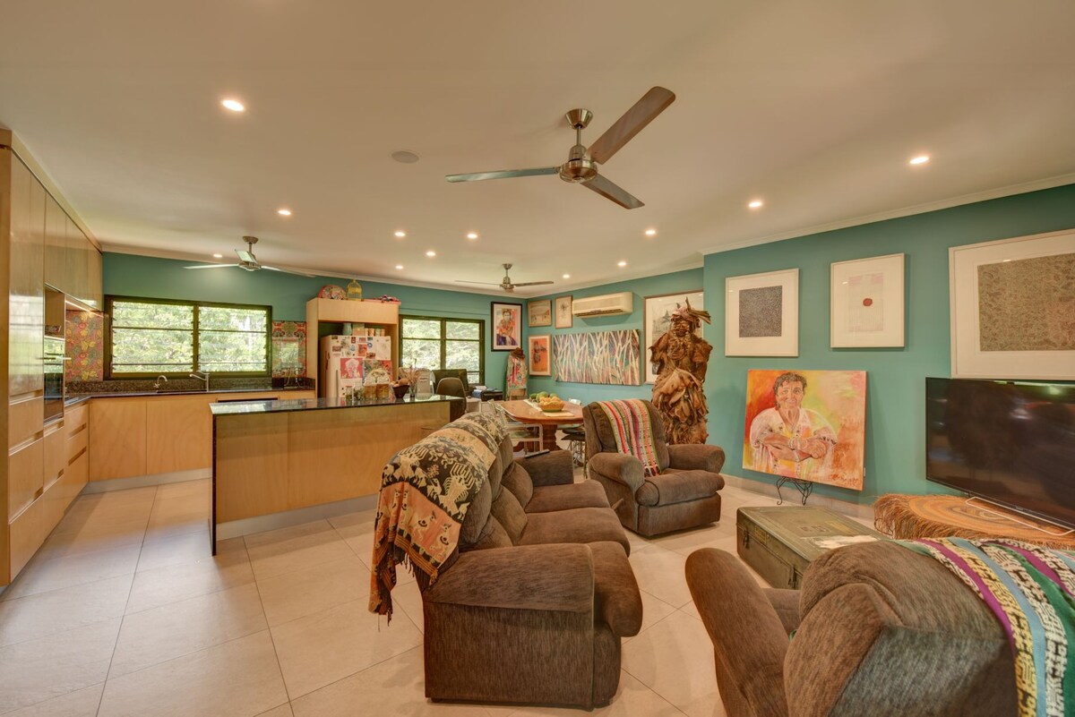 3 Bedroom Tropical Sanctuary in Town