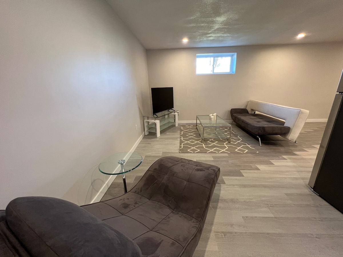 Bright Spacious Newly Renovated 2 Bedroom Suite