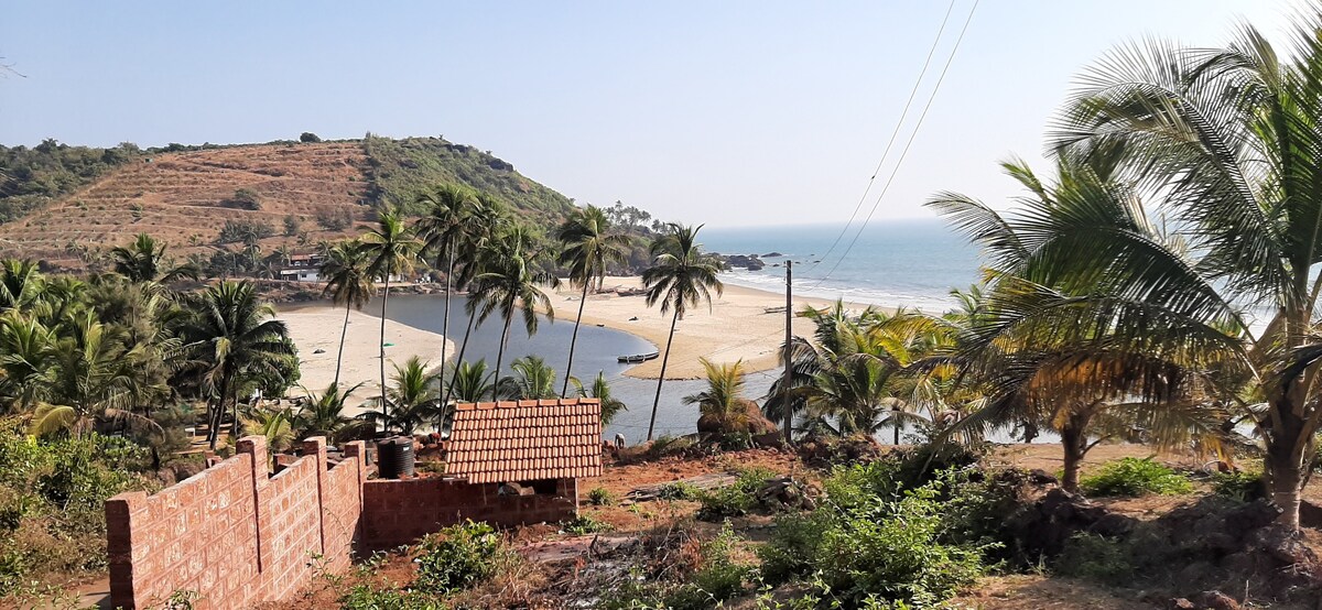 入住典型的Konkani村的海滨。