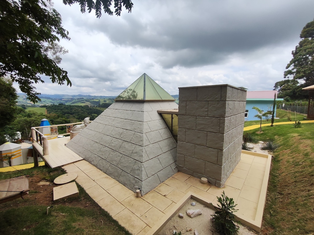 Pyramid Quéops, Vila Mágica