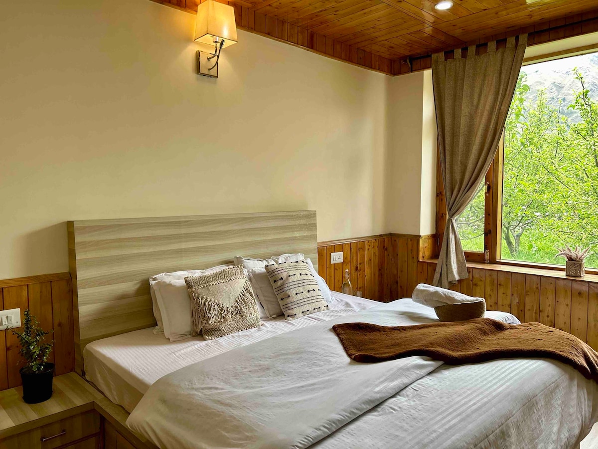 Cottage Room with Apple Orchard view in Manali