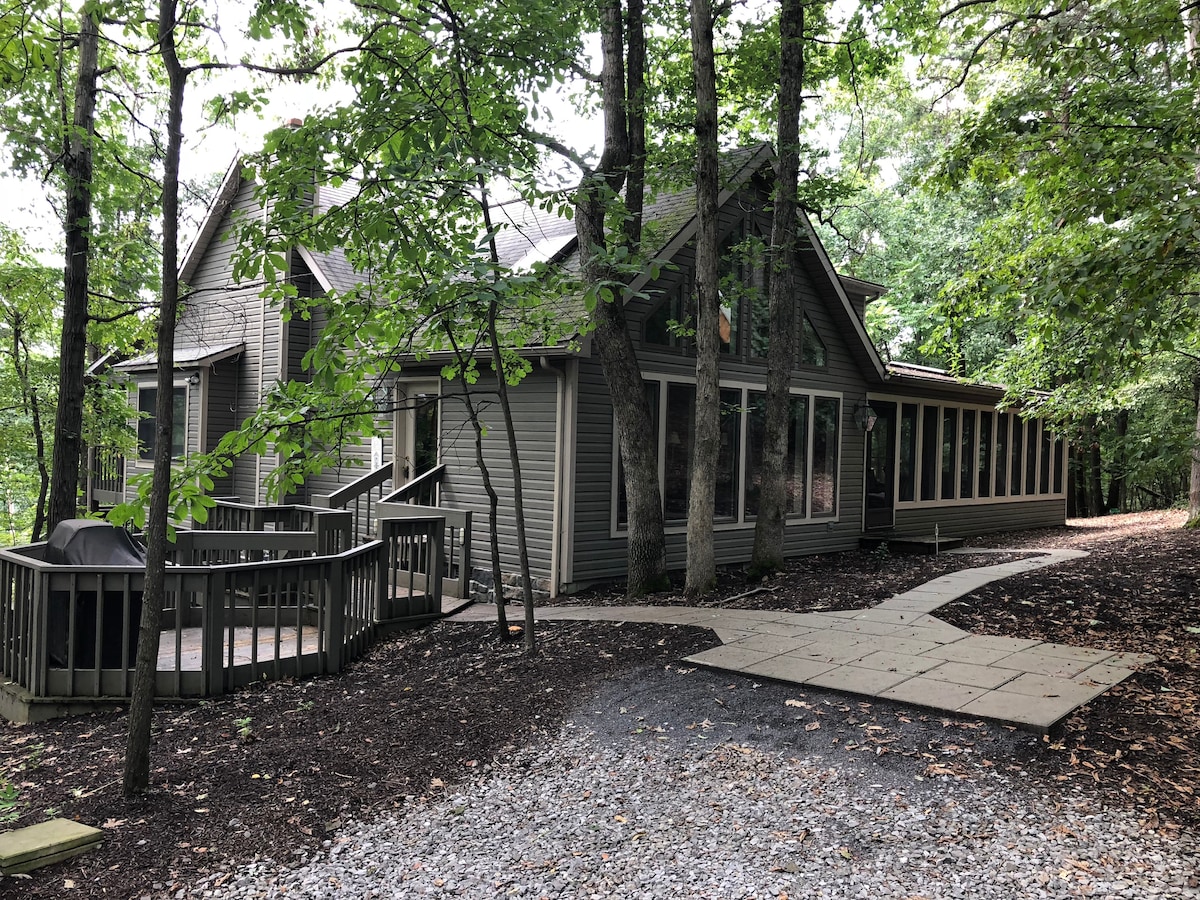 Raystown Retreat - Spacious Luxury Family Cabin