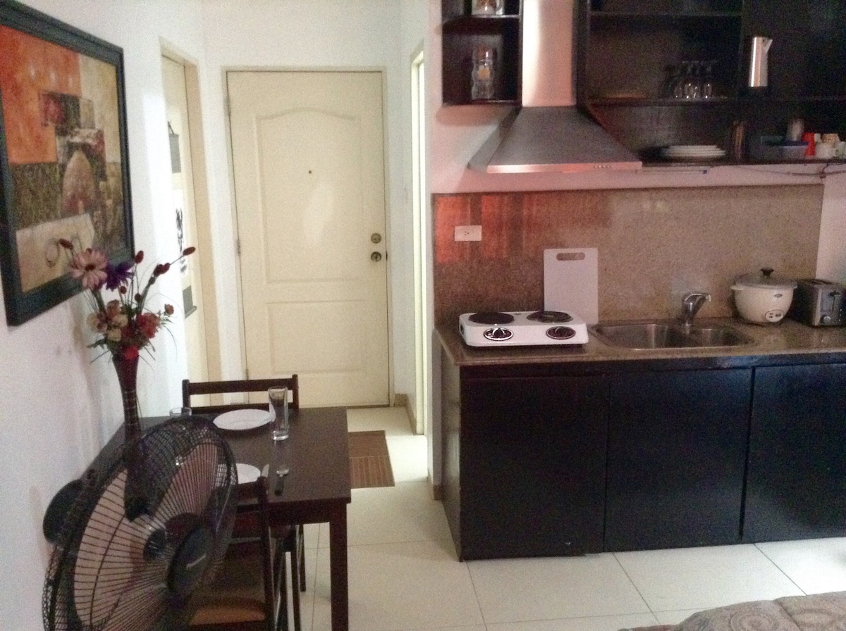 单间公寓，位于马卡蒂波布拉西翁（ Poblacion ）市中心