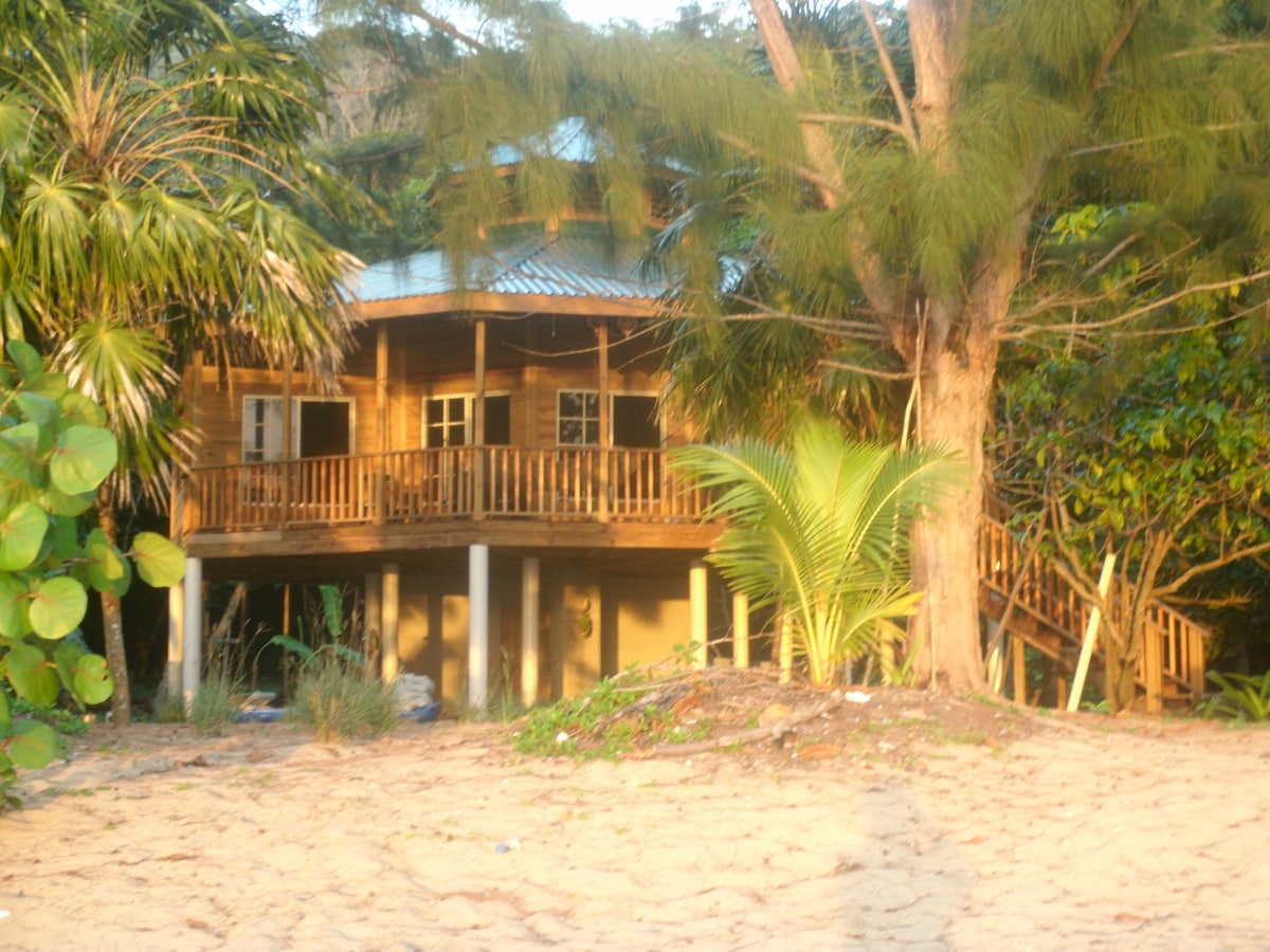 Cayos Cochinos Beach House
