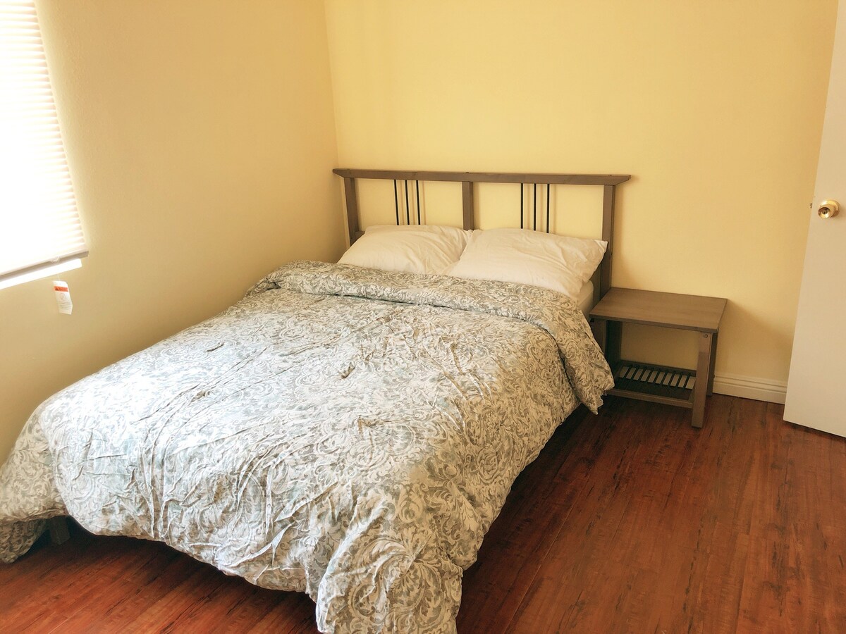 #2 Comfortable room-位於近羅蘭崗華人區 出行方便 安靜整潔雅房