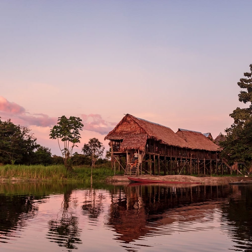 Escápate conmigo: ecolodge y hamacas vista al río