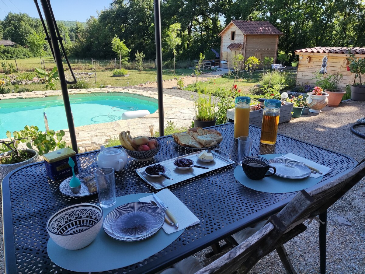 "Au chant des oiseaux"
Chalet privé avec piscine