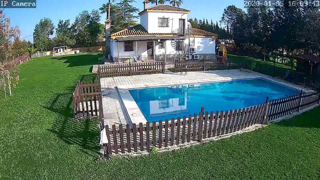 CHALET CON PISCINA Y CHIMENEA