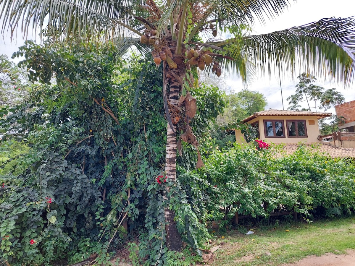 Casa encantadora e charmosa a 1 quadra da praia.