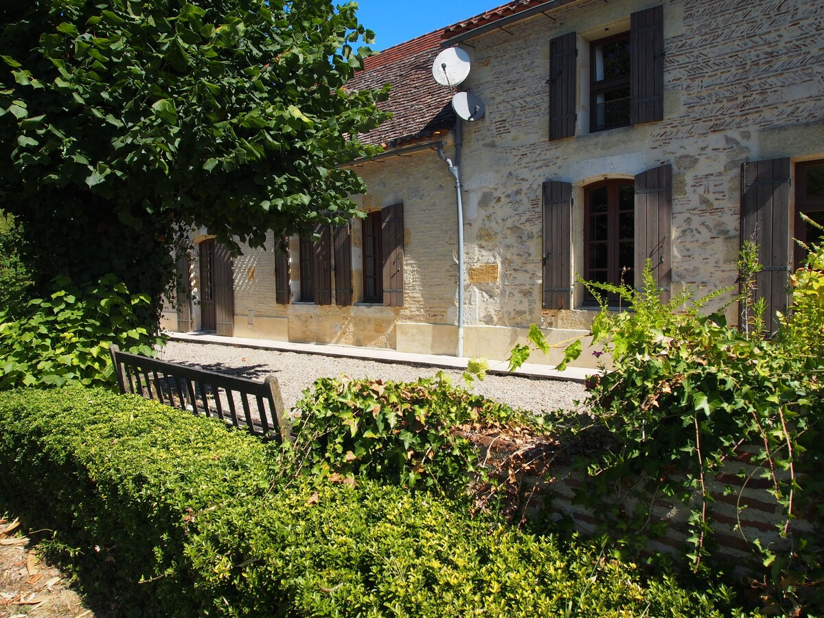 多尔多涅（ Dordogne ）上令人惊叹的河畔房子。