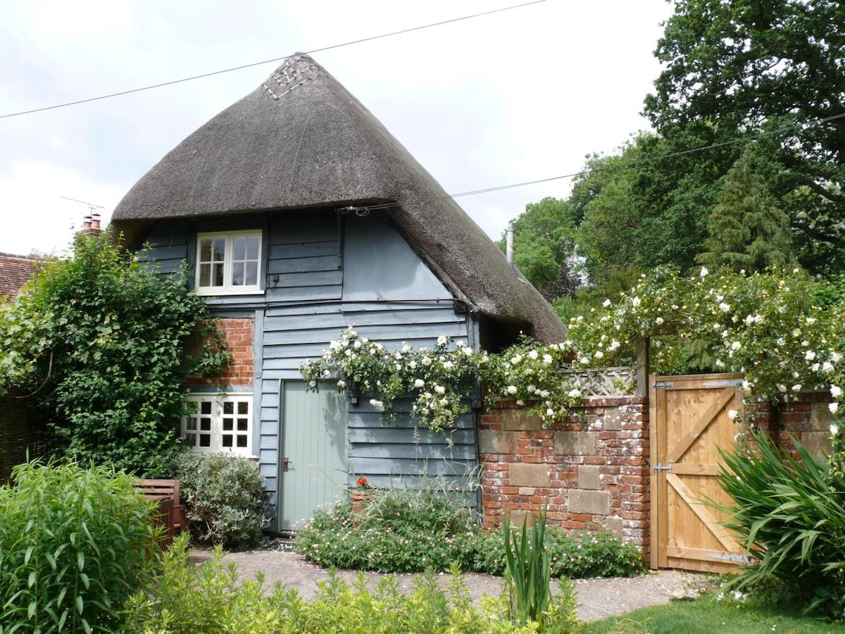Cosy thatched cottage - peaceful woodland location