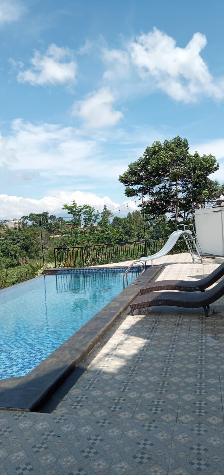 Villa Kuta Puncak Dengan infinity swimming pool