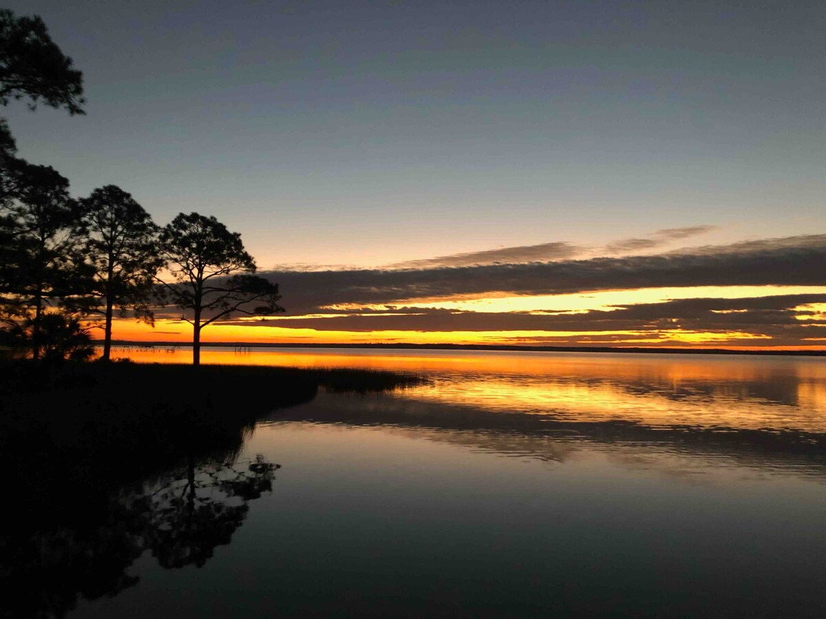 Waterfront Oasis w/ Private dock.    Room for 16+