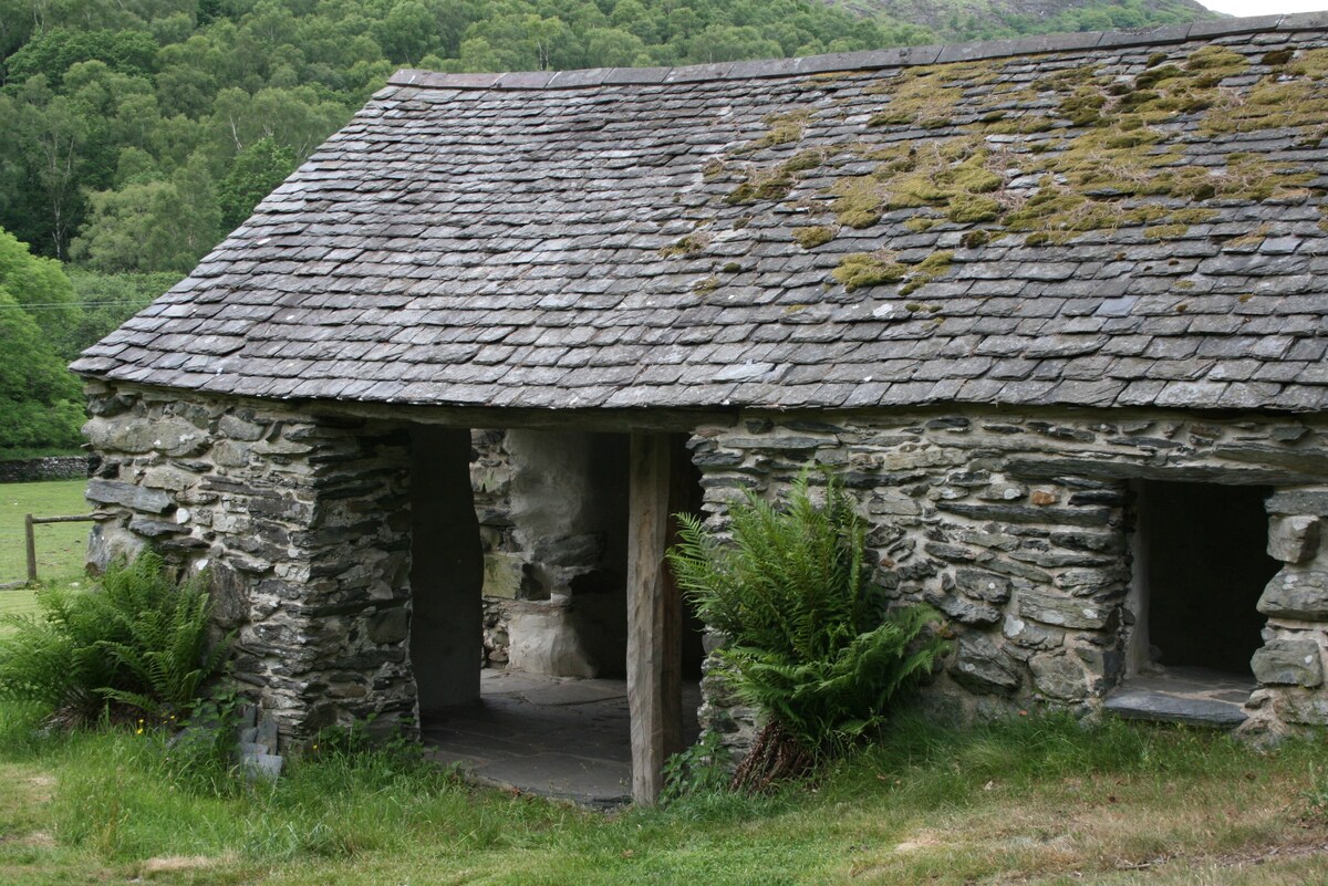 花园风光的浪漫情侣小屋