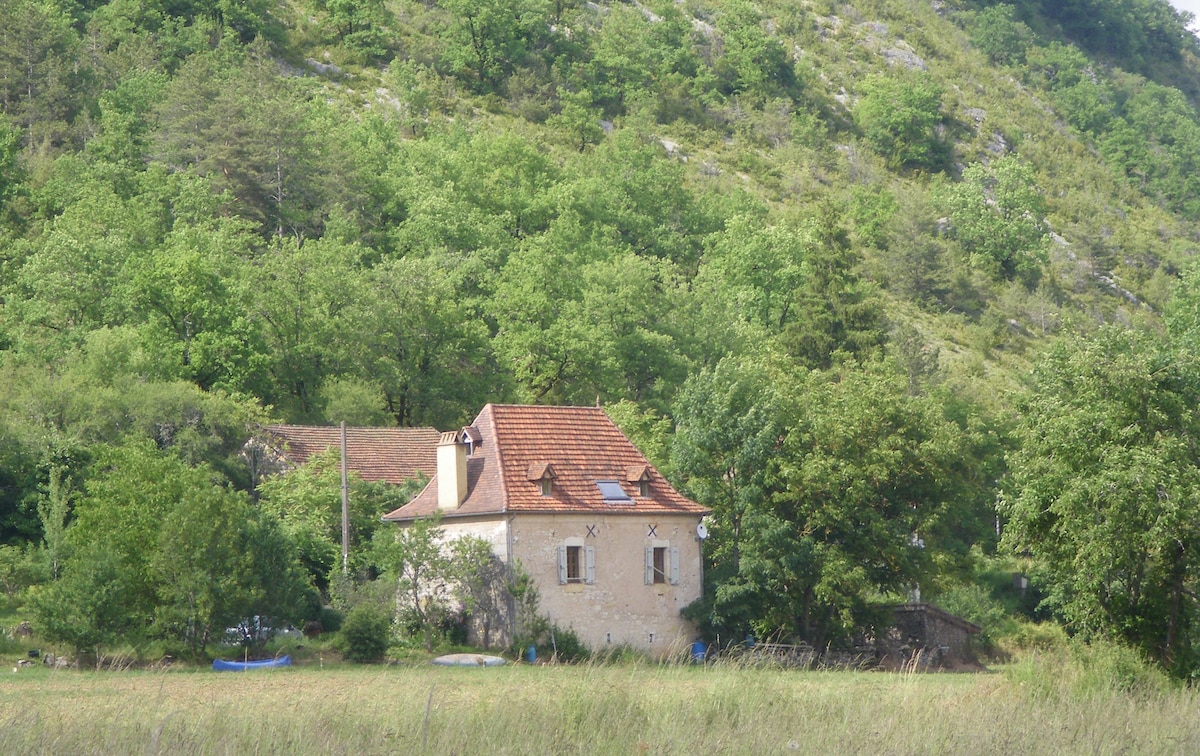 Charmante maison quercinoise proche de la rivière