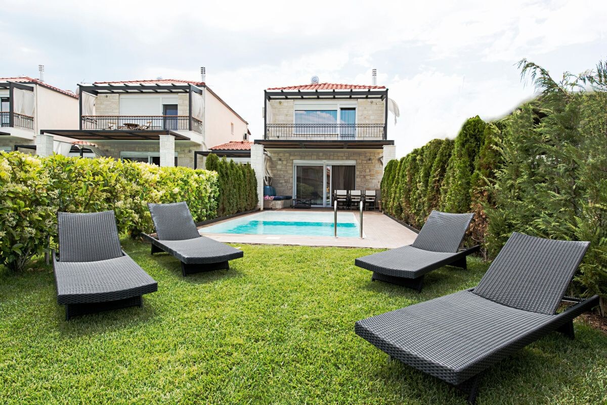 R 1258 Elegant Villas - Deluxe Villa with Sea View - Garden View - Outdoor Jacuzzi &  XBOX on reques