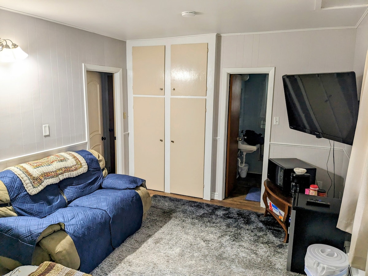 Cozy Private Suite in Downtown Meeker