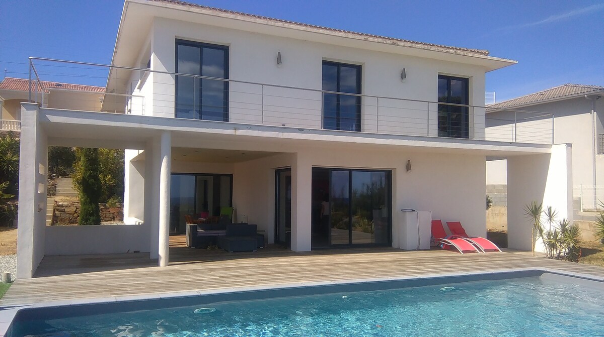Villa d'architecte piscine vue mer arboré,relaxant