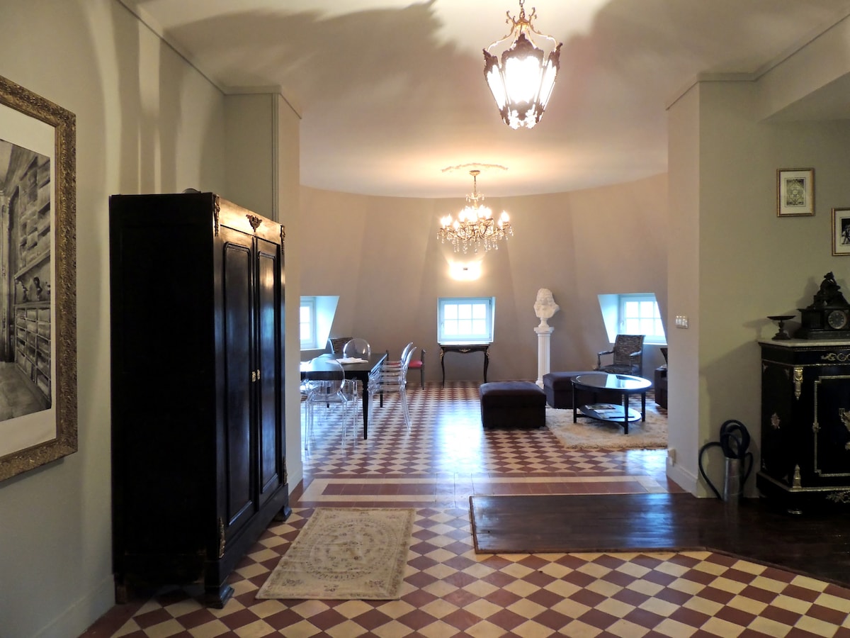 法式城堡（ French Chateau ）的美妙公寓