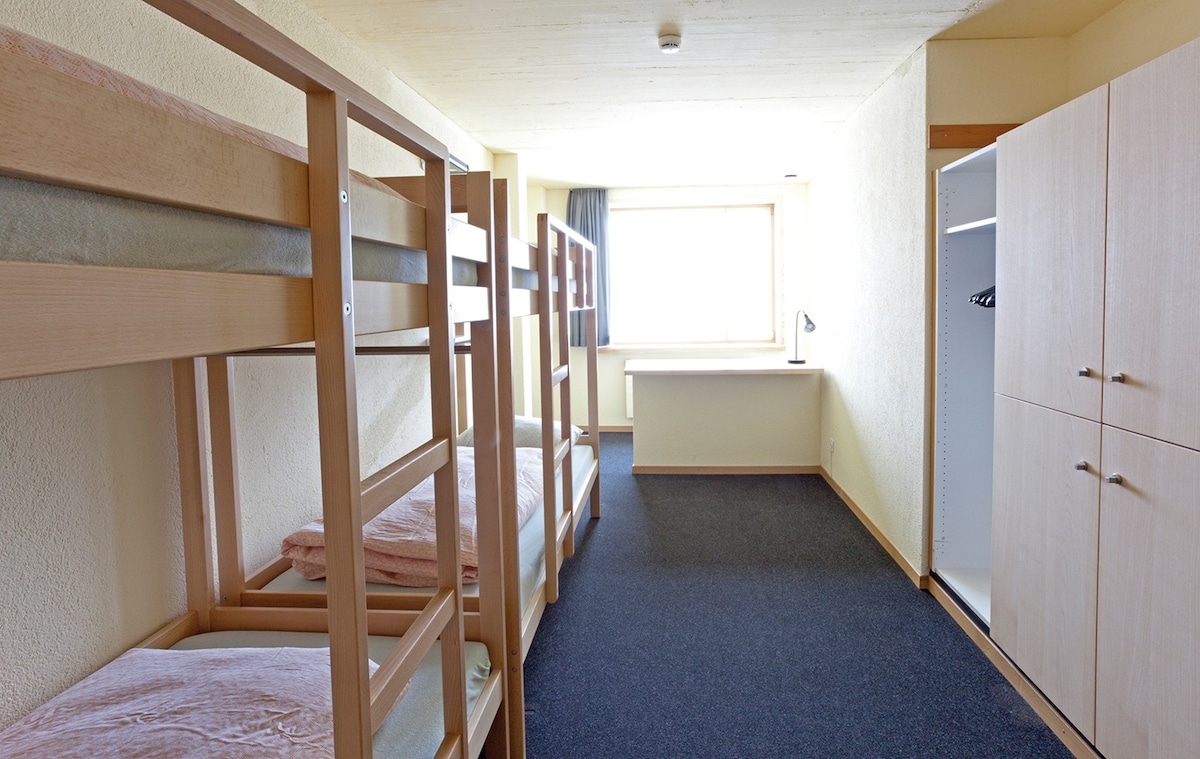 4床混合宿舍中的单人床位