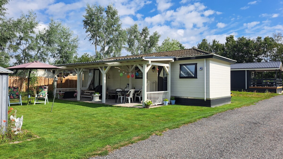 宽敞的度假木屋，宽敞的草坪，靠近Giethoorn。