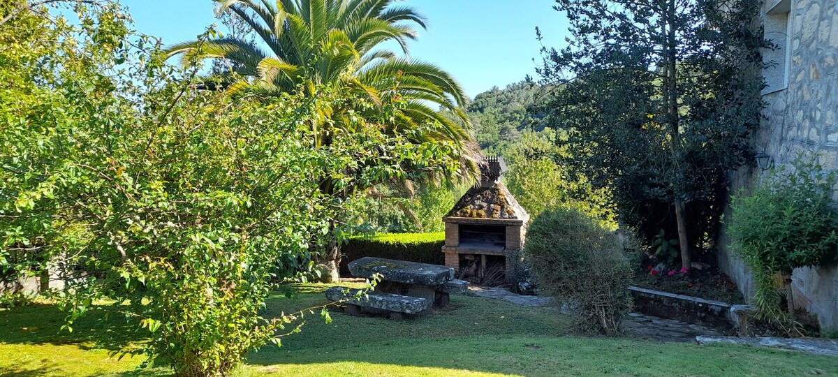 里贝拉萨克拉（ Ribeira Sacra ）设有带泳池的小屋。