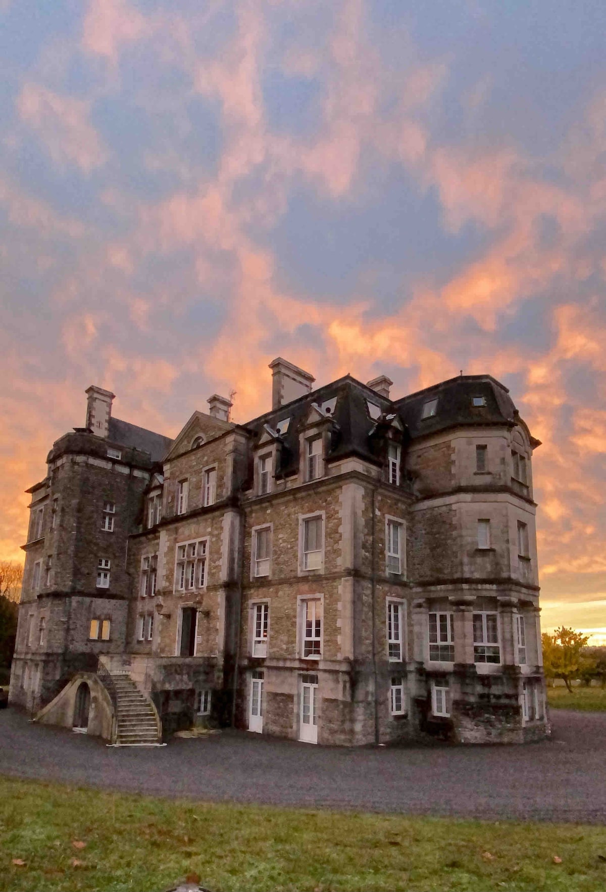 Grand appartement dans Château du XIX siècle.