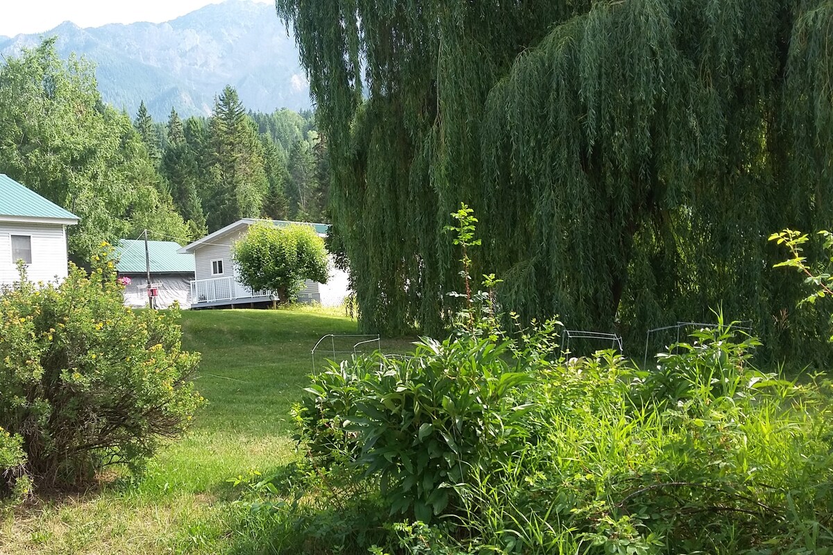 位于山中心的城堡景观小屋