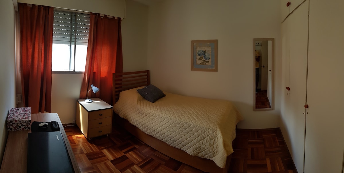 波西托斯区（ barrio Pocitos ）舒适的房间，可供2人入住