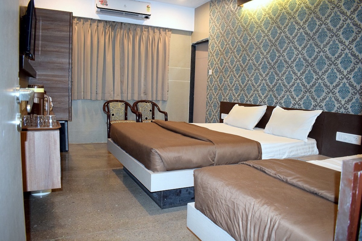 3 Bed AC Room at Saputara