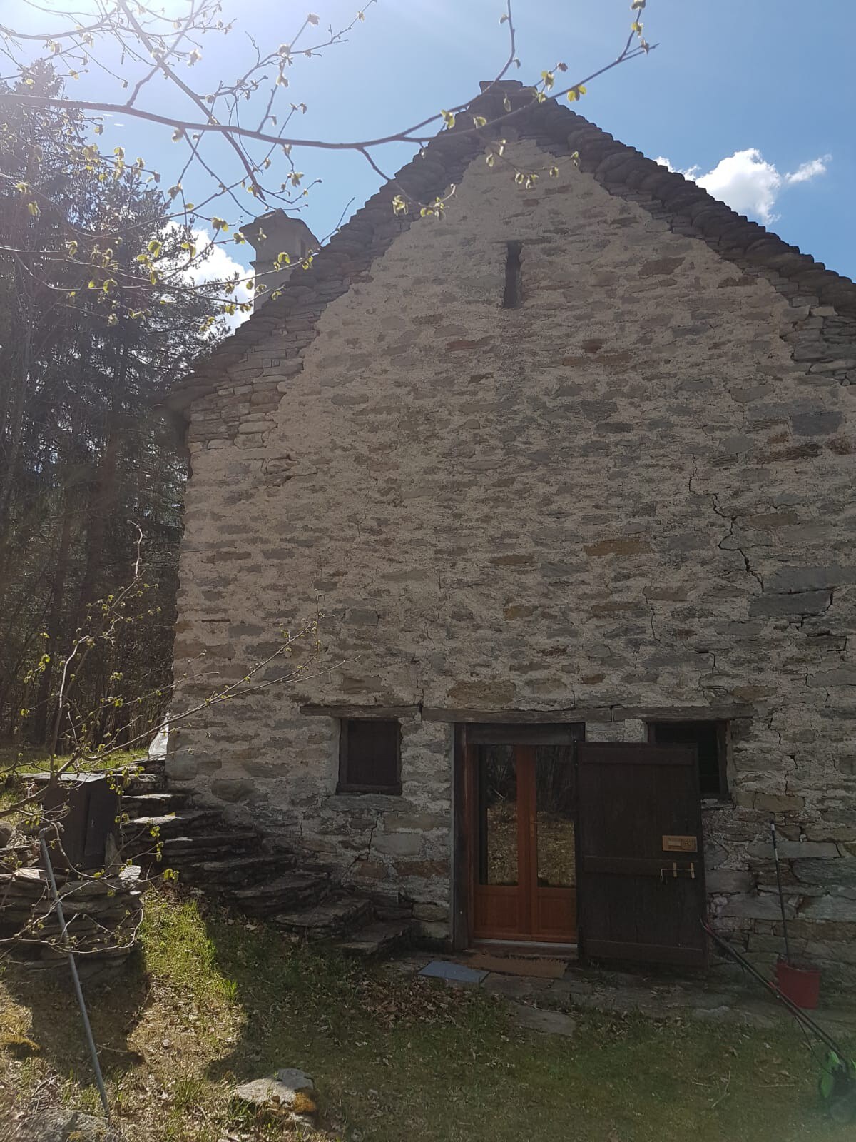 典型的石头阿尔卑斯山小木屋中的房间