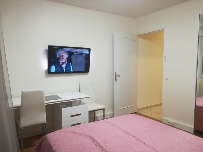 公寓面积为70平方米，有2个卧室， 1个卫生间和露台