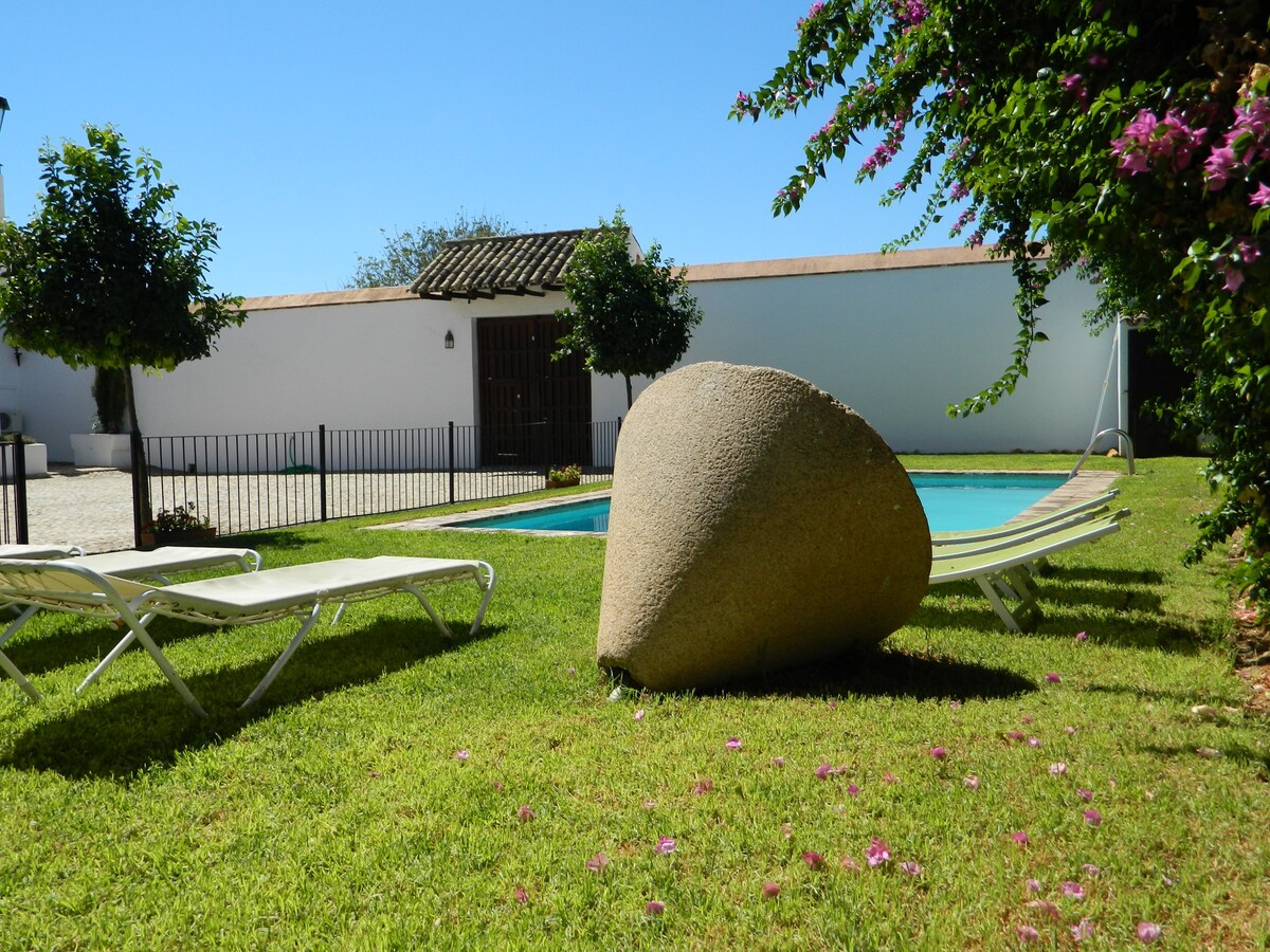 Casa con piscina, barbacoa y wifi