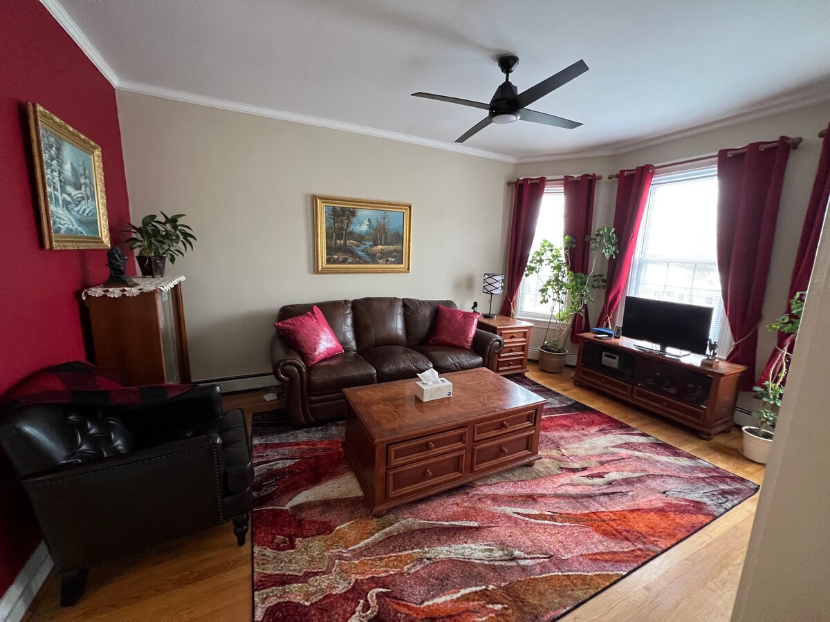 Cheerful 2-bed/sunroom unit with great location!!!
