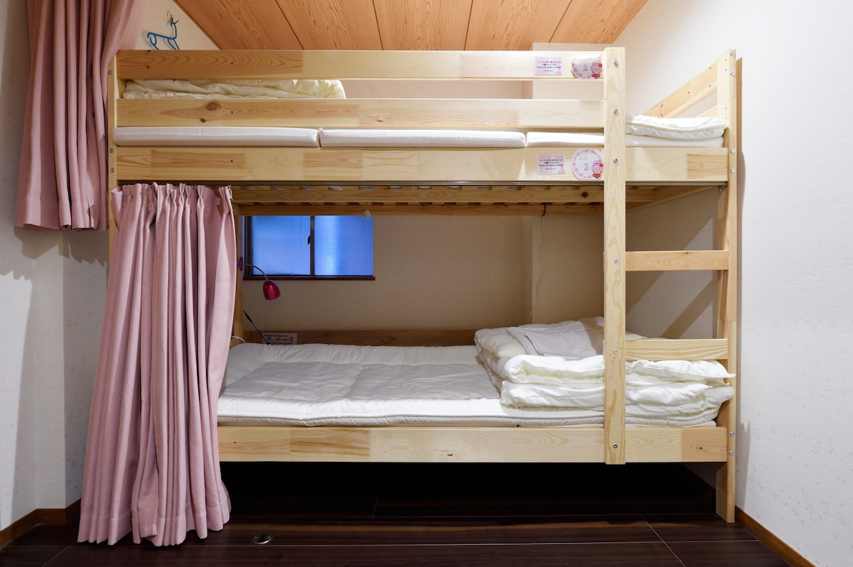 Private room up to 4 guests (2 bunk beds)