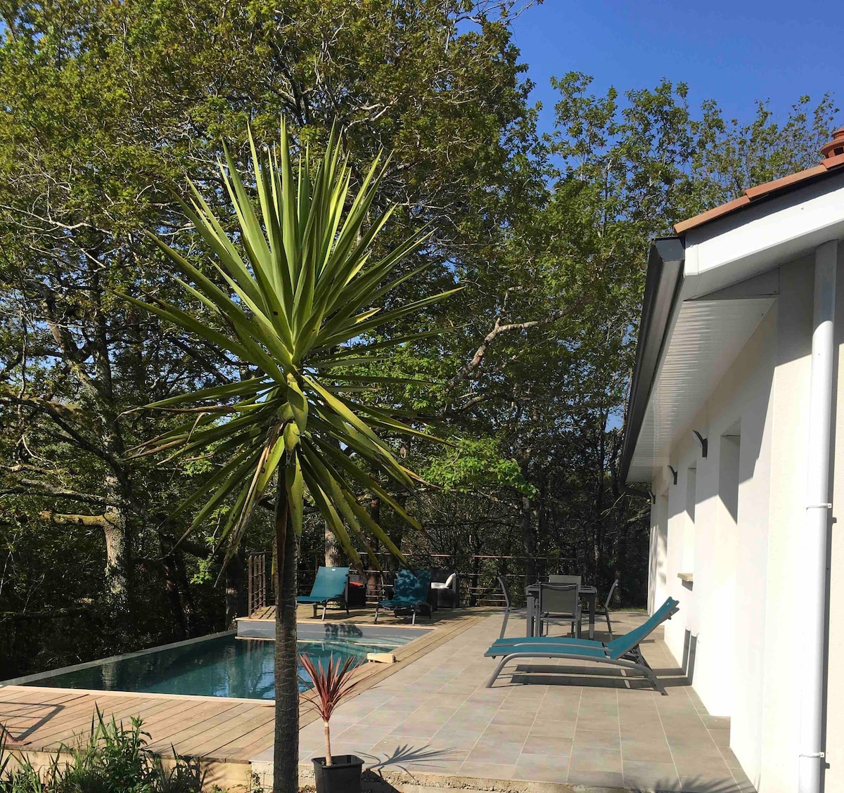 En  forêt  maison avec piscine proche des plages