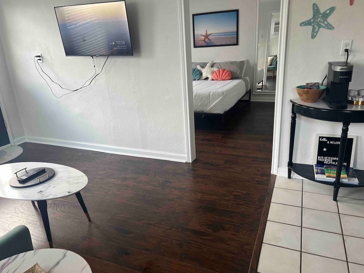 Cozy Apt. walk to Keesler AFB, beaches, and casino