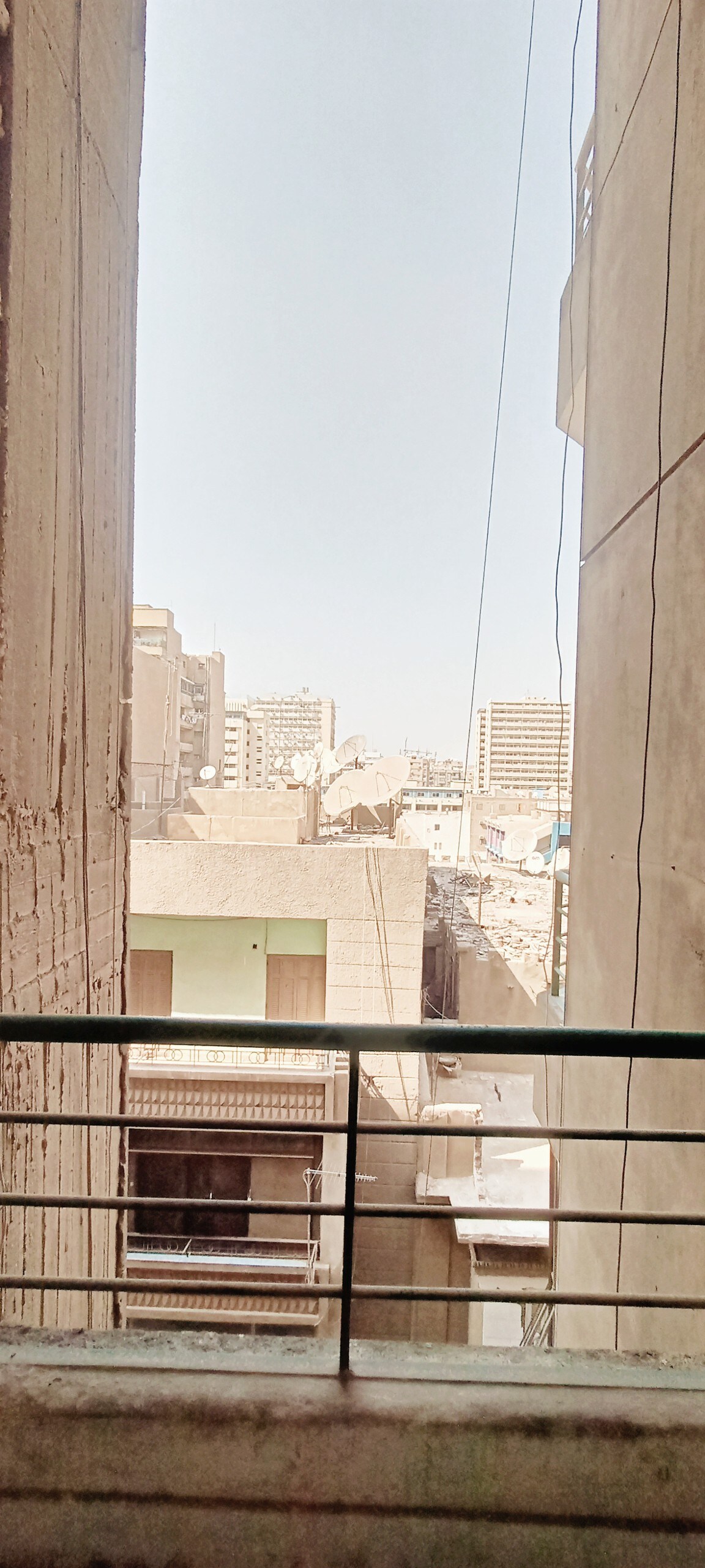 开罗市中心带小阳台的舒适客房。