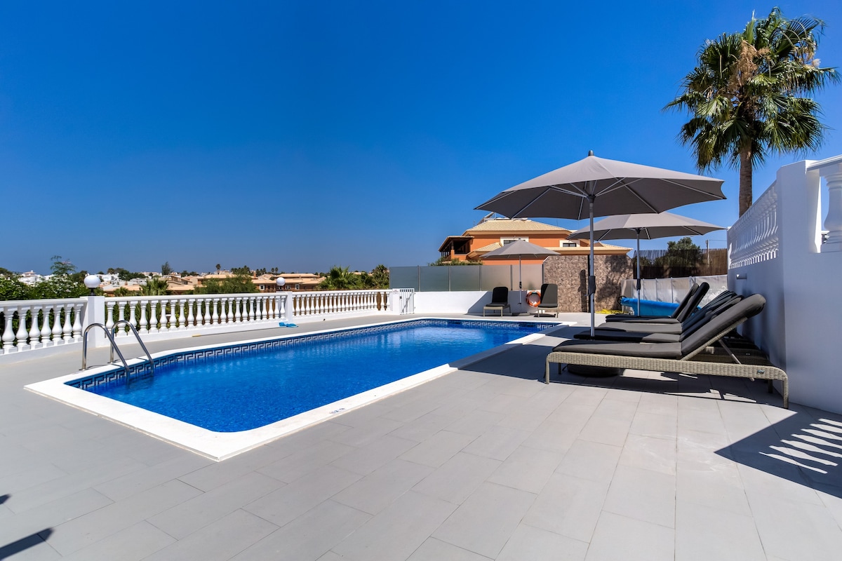 Casa do Sol - 4 bed villa with pool and sea view