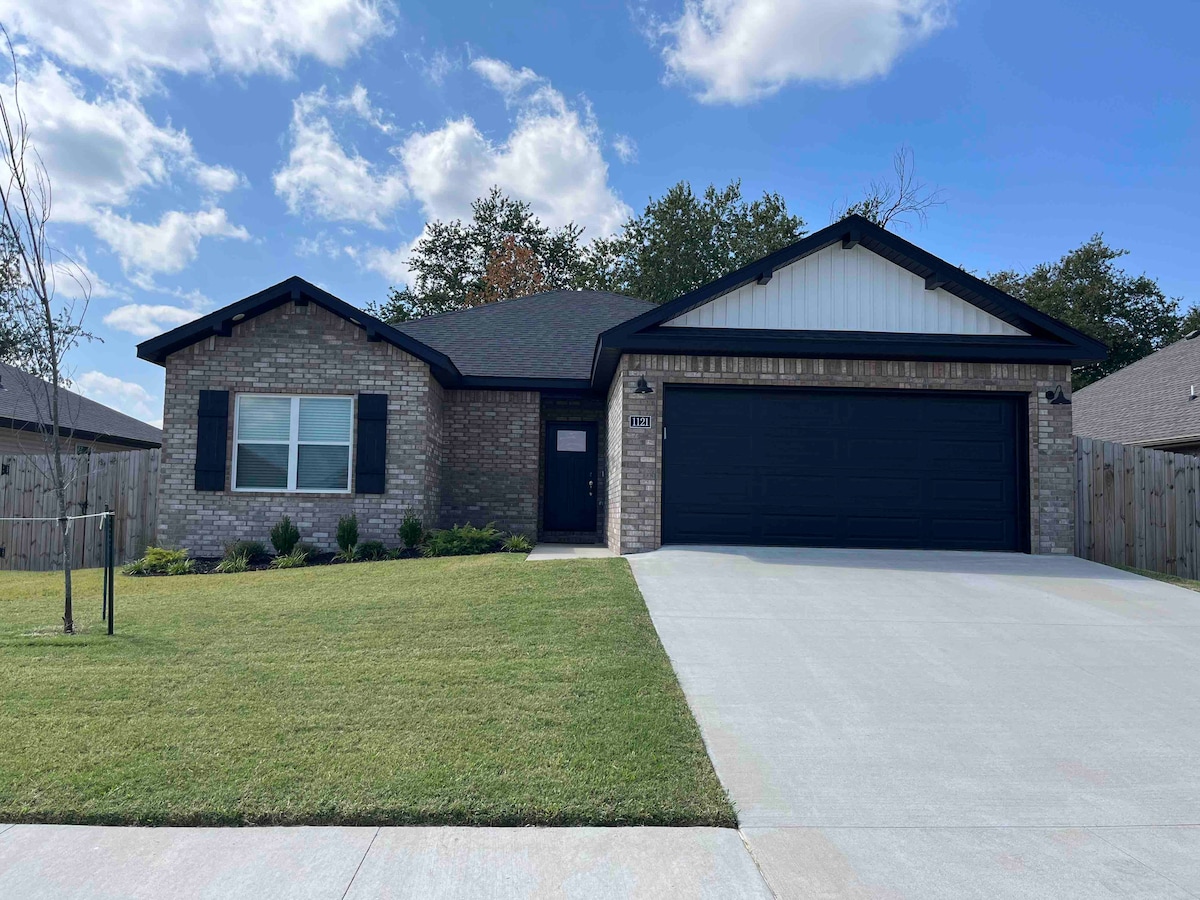 Beautiful New House w/King Beds & 2 Car Garage