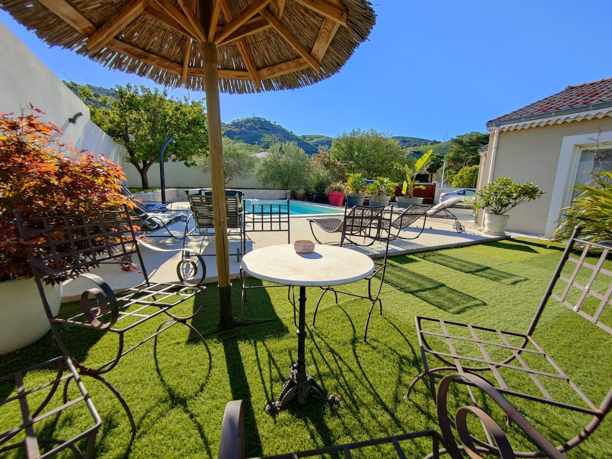 MAGNIFIQUE VILLA  AVEC PISCINE AU PIED DES VIGNES