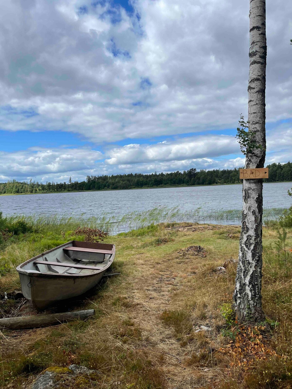 Enkel stuga precis vid vattnet