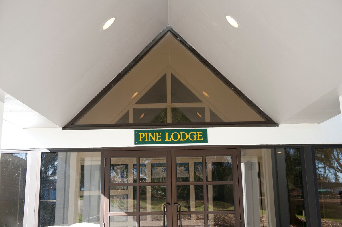 ADA King - Pine Lodge