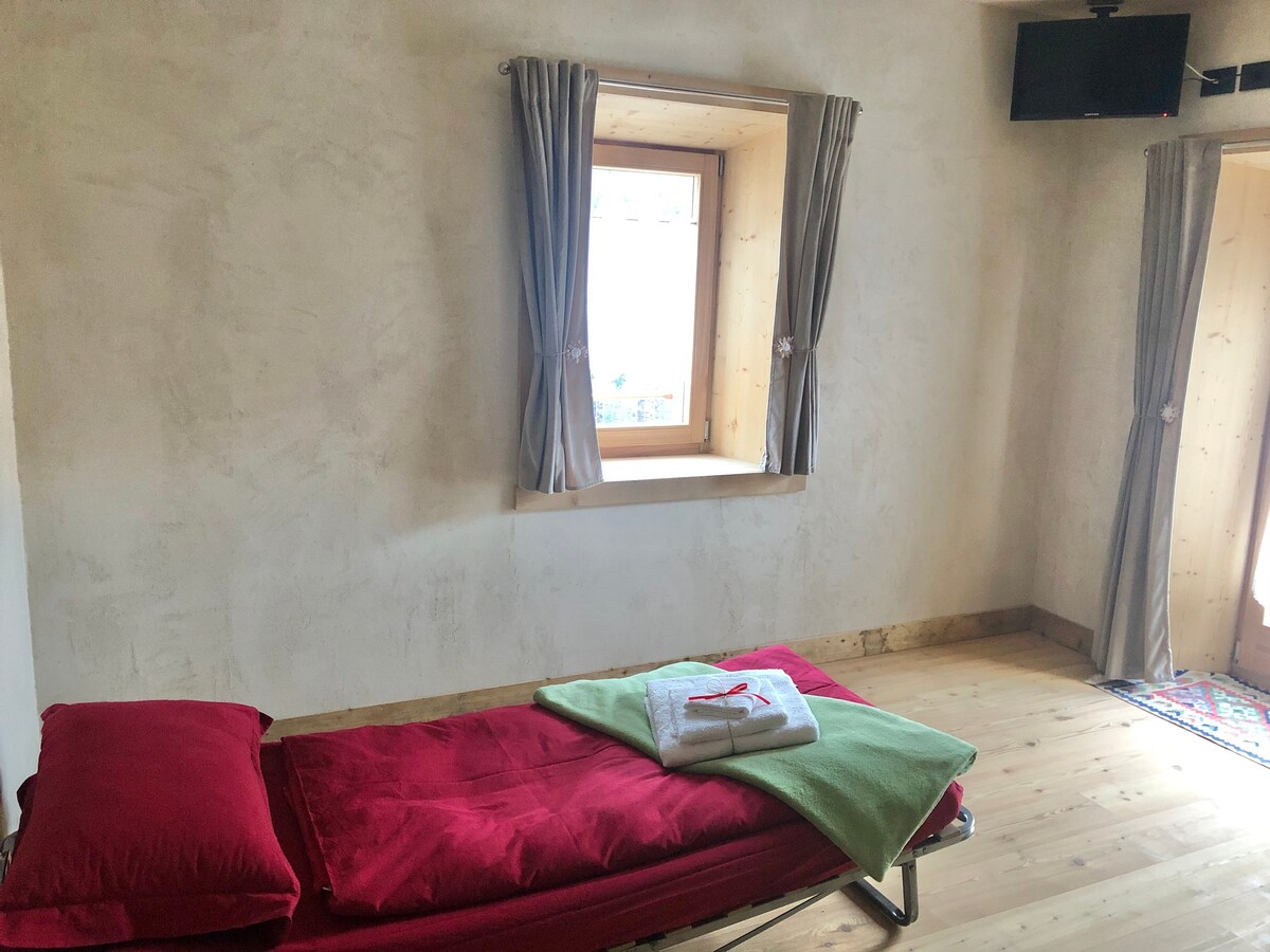 "Sora Ru Storto"客房，位于Cortina附近的Dolomiti